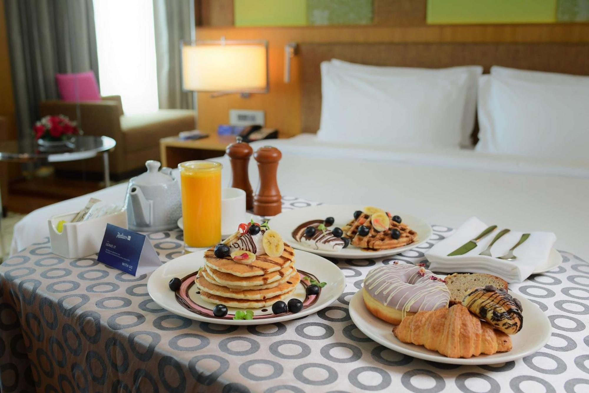 Radisson Blu Hotel Guwahati Buitenkant foto Room service