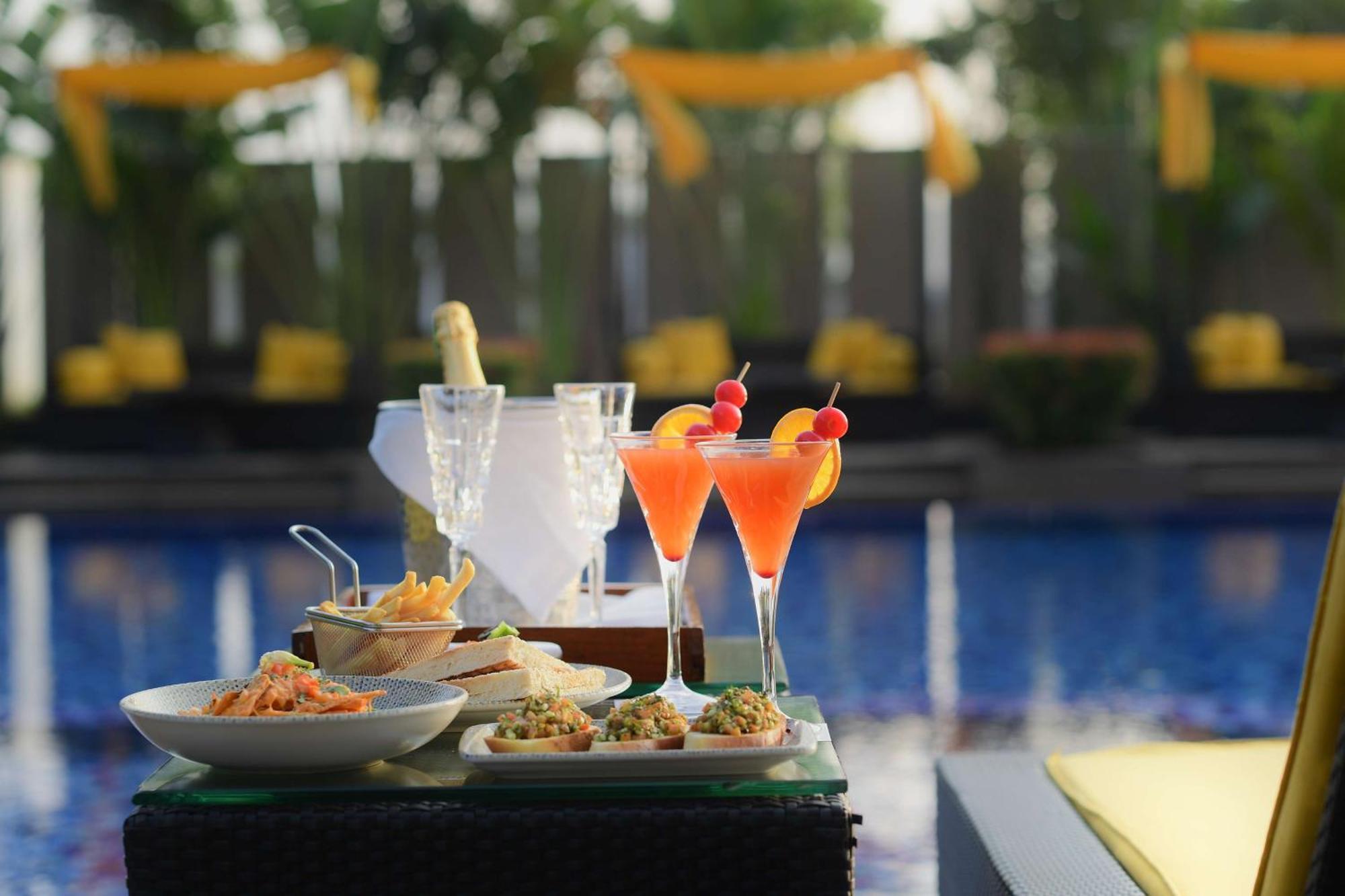 Radisson Blu Hotel Guwahati Buitenkant foto Cocktails at the bar